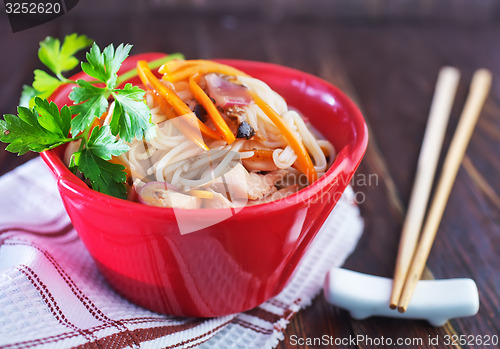 Image of rice noodles with meat 