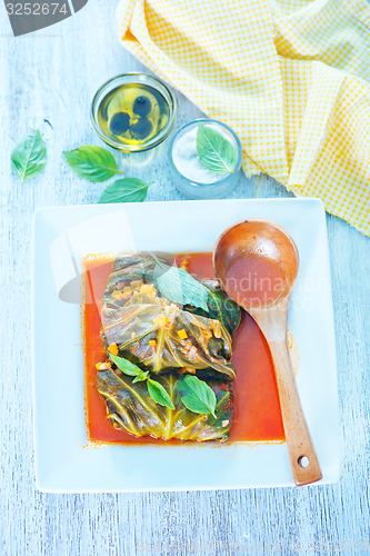 Image of dolma with tomato sauce