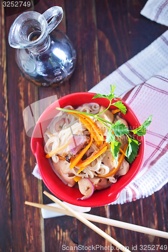 Image of rice noodles with meat 