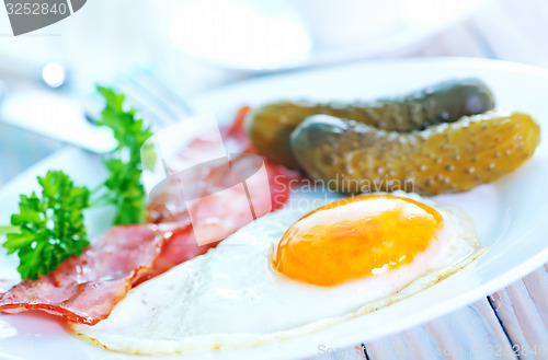 Image of fried egg with bacon 