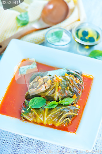 Image of dolma with tomato sauce