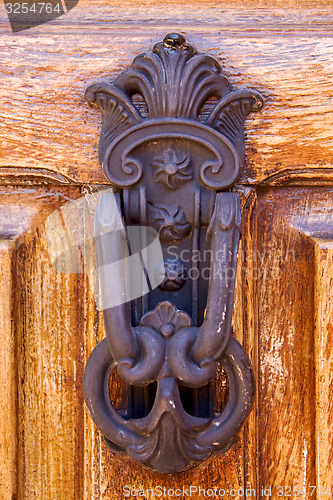 Image of knocker in door closed  la boca