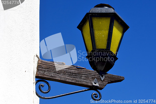 Image of street lamp and a wall in colonia 