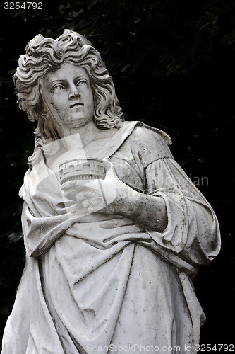 Image of marble statue of a women 