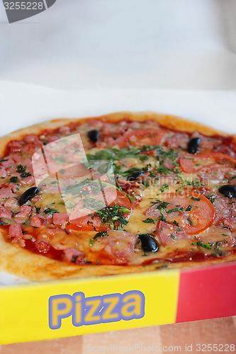 Image of pizza in the delivery box