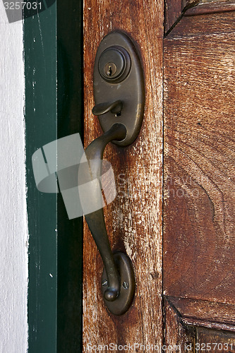 Image of knocker and wood