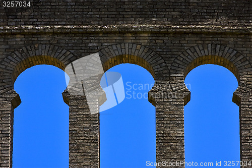 Image of old window and wall in plaza de toros