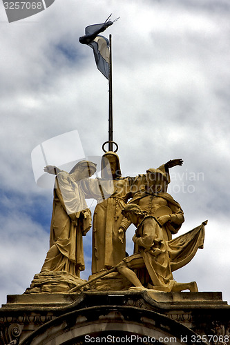 Image of yellow marble statue of a man 