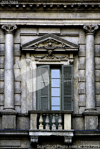 Image of  column and glass in verona