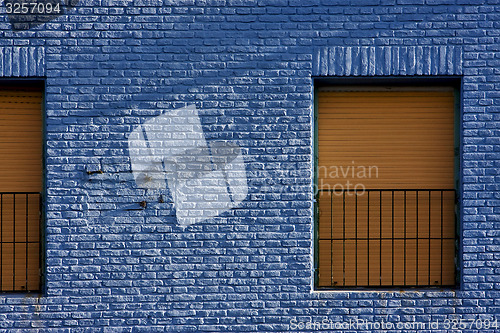 Image of yellow window in light blue wall in the centre of la boca 