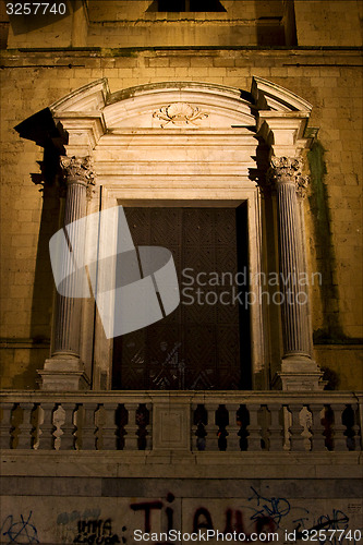 Image of  brown gate  in  naples