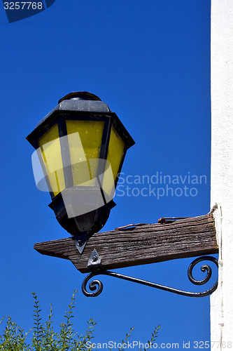 Image of street lamp  and a wall of house in calle los suspiros