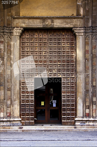 Image of the brown gate  