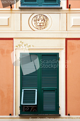 Image of head of lion  in the centre chiavari