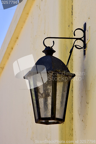 Image of street lamp  and a yellow wall