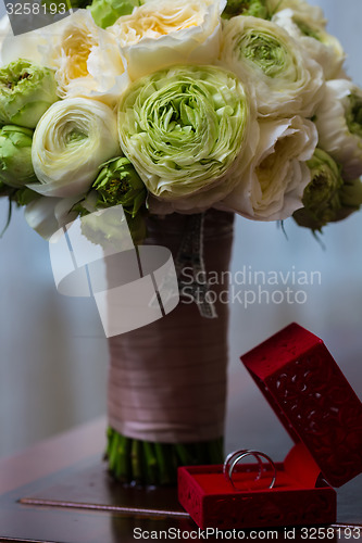 Image of Bouquet of white roses