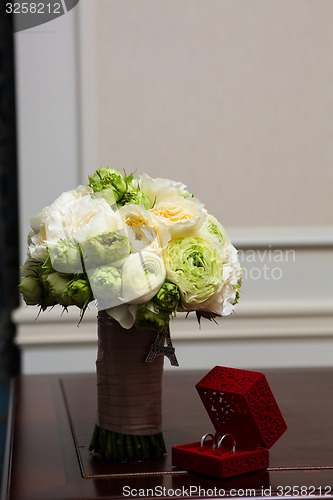 Image of Bouquet of white roses