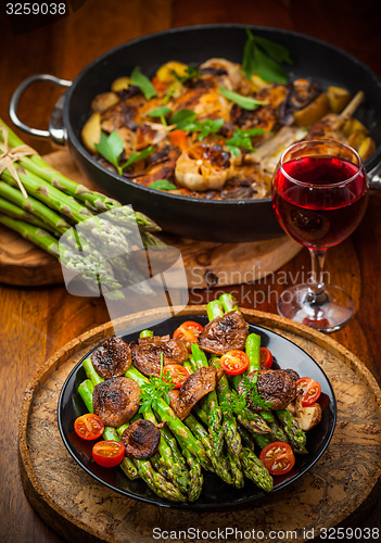 Image of Green asparagus salad with roasted mushrooms