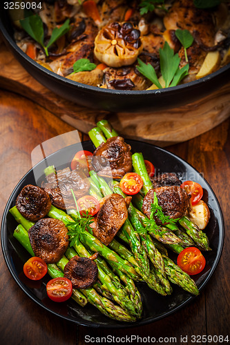 Image of Green asparagus salad with roasted mushrooms