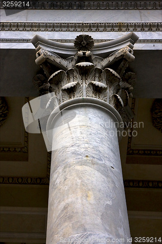 Image of column in the center of chiavari italy