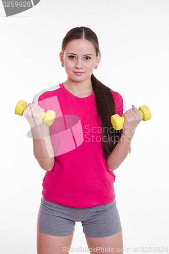 Image of The athlete pumps weights both hands