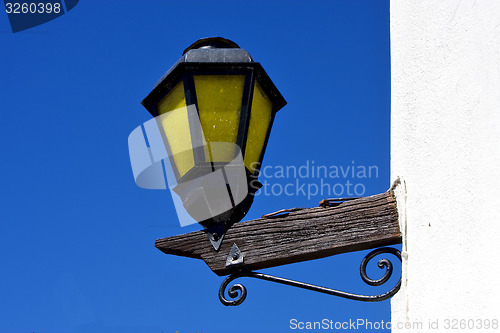 Image of street lamp and a wall in colonia del sacramento