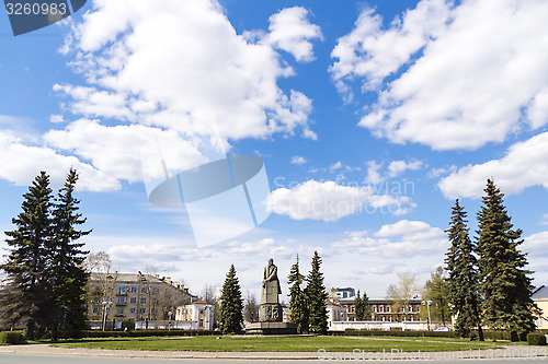 Image of Granitic statue of Lenin on centre of circle square