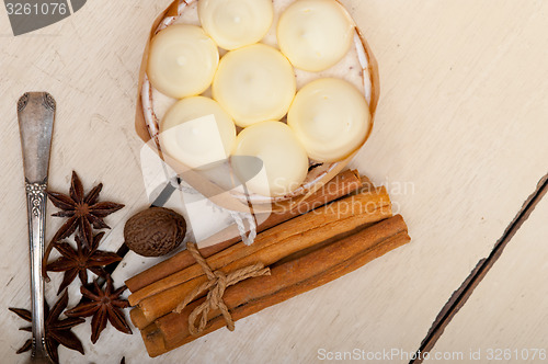 Image of vanilla and spice cream cake dessert