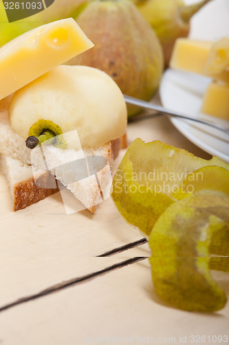 Image of fresh pears and cheese