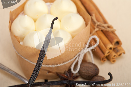 Image of vanilla and spice cream cake dessert