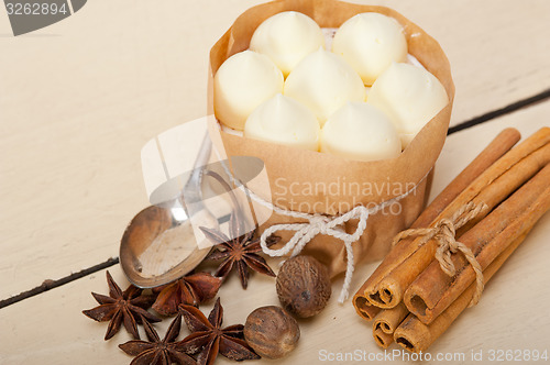 Image of vanilla and spice cream cake dessert