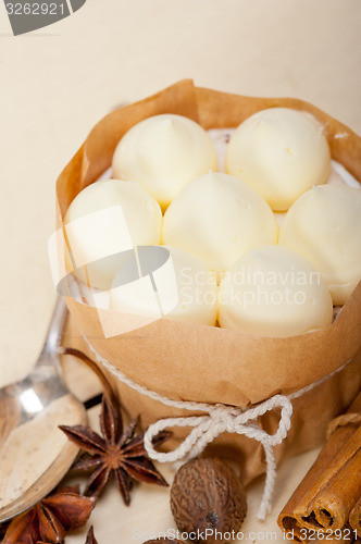 Image of vanilla and spice cream cake dessert