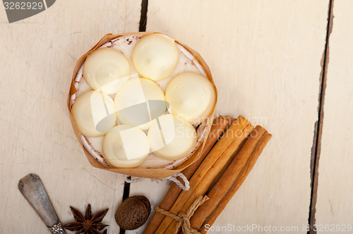 Image of vanilla and spice cream cake dessert