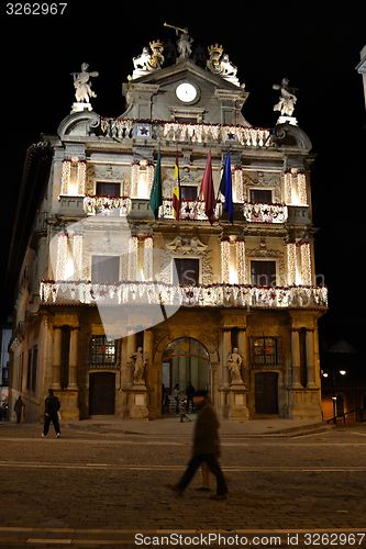 Image of Pamplona\'s city hall at night