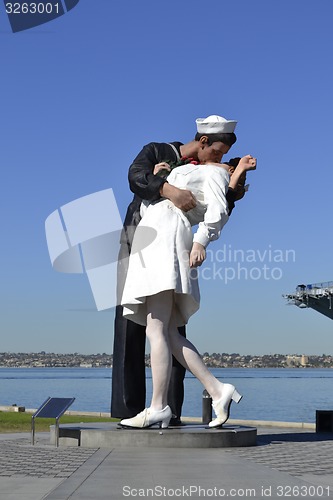 Image of Statue of a sailor kissing a nurse picture