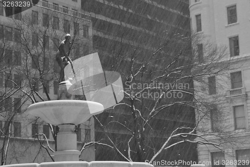 Image of Pulitzer Fountain with the snow in movement