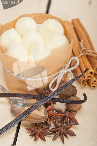 Image of vanilla and spice cream cake dessert