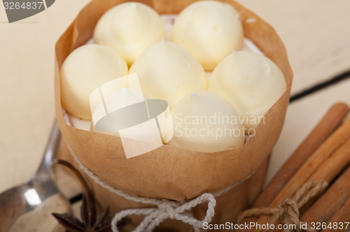 Image of vanilla and spice cream cake dessert