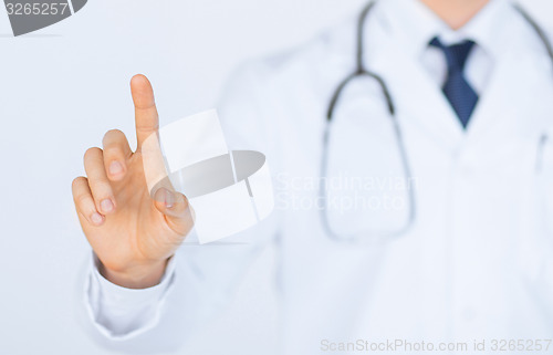 Image of doctor working with virtual screen