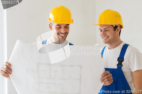 Image of group of builders with blueprint