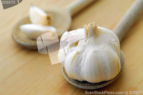 Image of Garlics and spoons