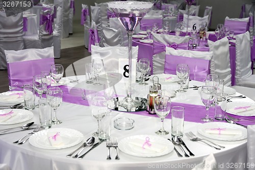 Image of empty restaurant with glasses set