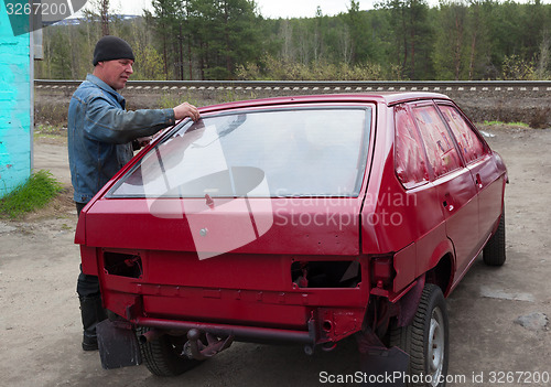 Image of Paint the car with their hands