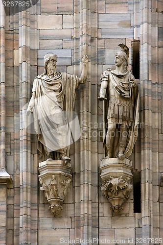 Image of two statue in the church