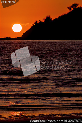 Image of sun near a mountain in the ocean