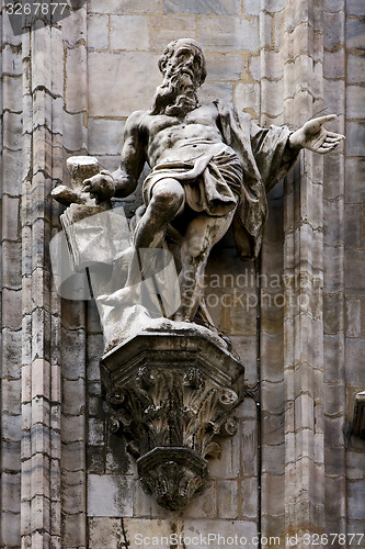 Image of a statue in the front of duomo