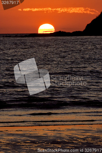 Image of the sun in the ocean in madagascar