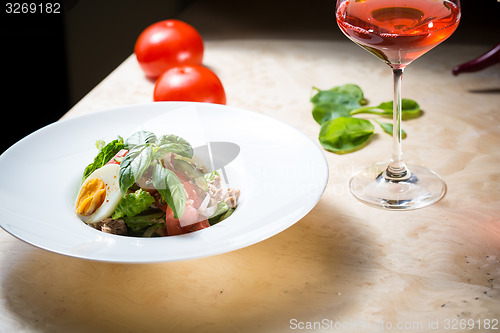 Image of plate of spring mix salad with strawberry, eggs and tuna