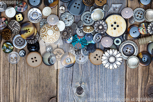 Image of set of various vintage buttons 