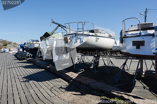 Image of segelbåtar på fel sida bryggan